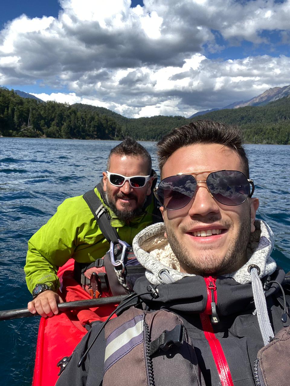 Guía certificado acompañando una excursión en kayak en el Parque Nacional Los Alerces