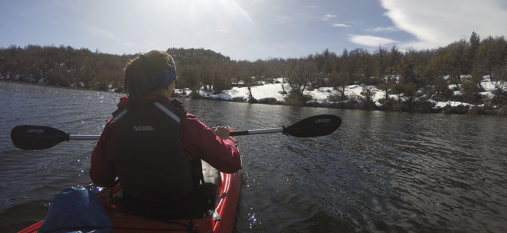 Remando en kayak dentro del Parque Nacional Los Alerces.