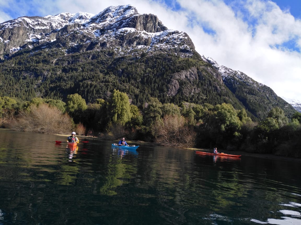 Vista del entorno natural del Río Arrayanes en Patagonia.