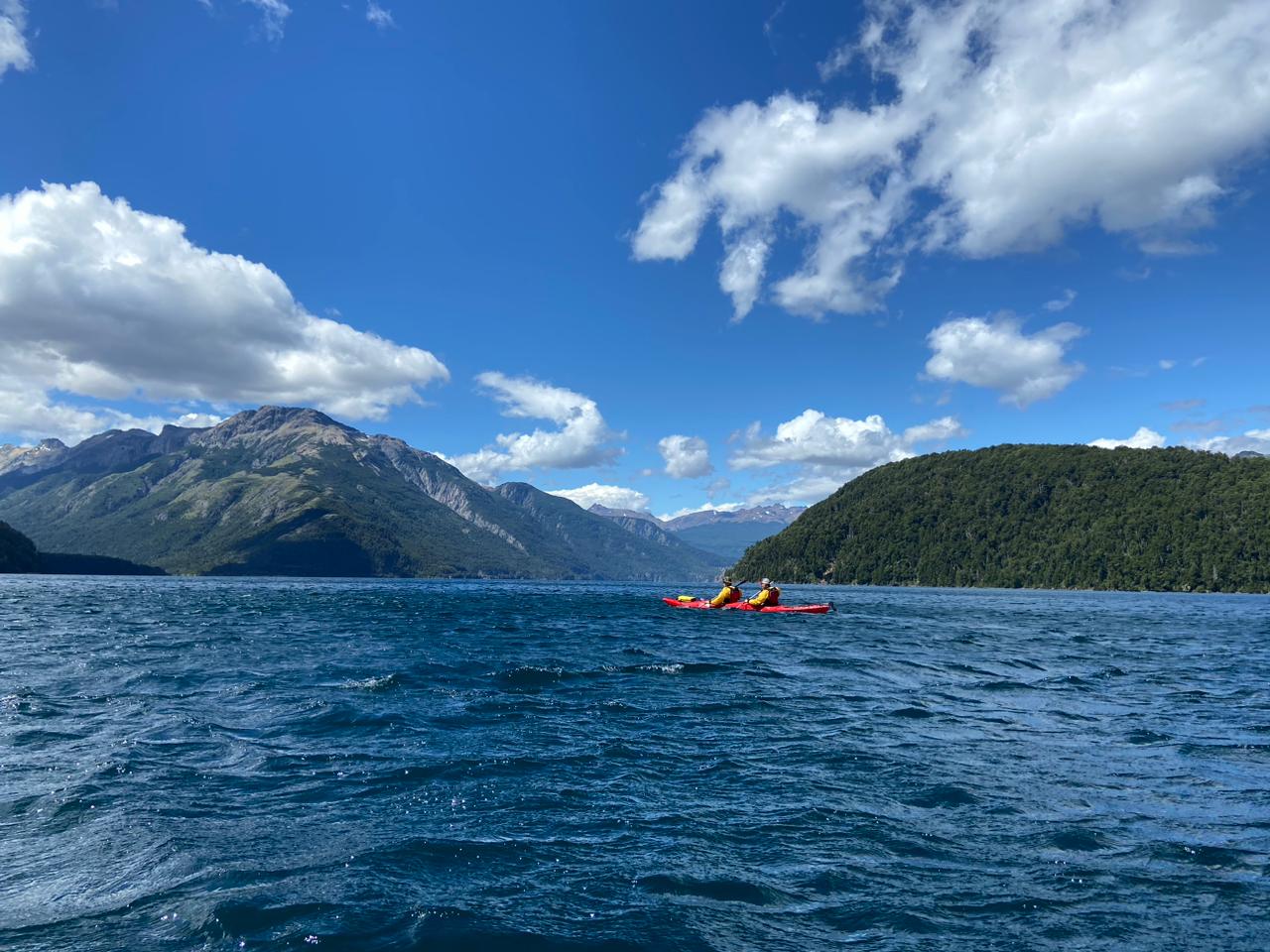 Guía certificado acompañando una excursión en kayak en el Parque Nacional Los Alerces