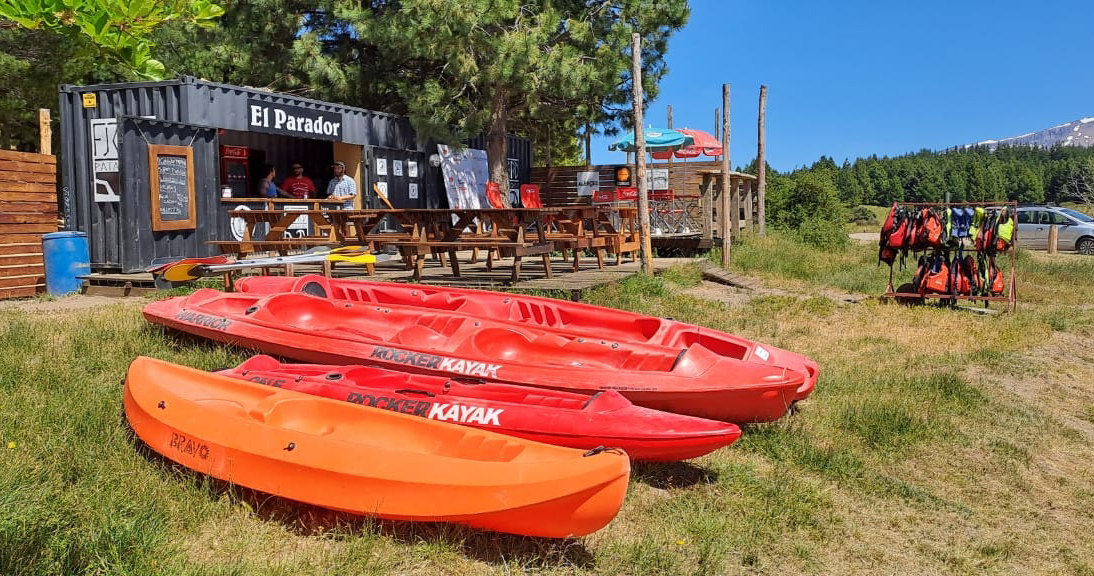 Kayaks y equipamiento listos para una excursión guiada en Fjord Patagonia