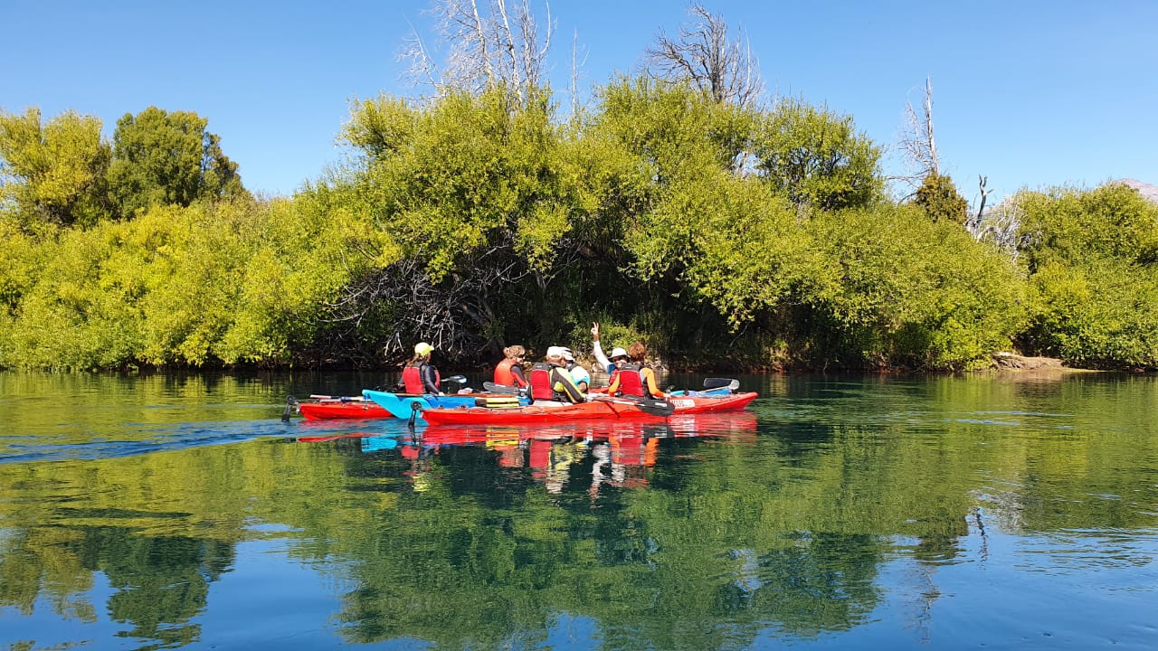 Grupo navegando en kayak por el Lago durante una excursión guiada
