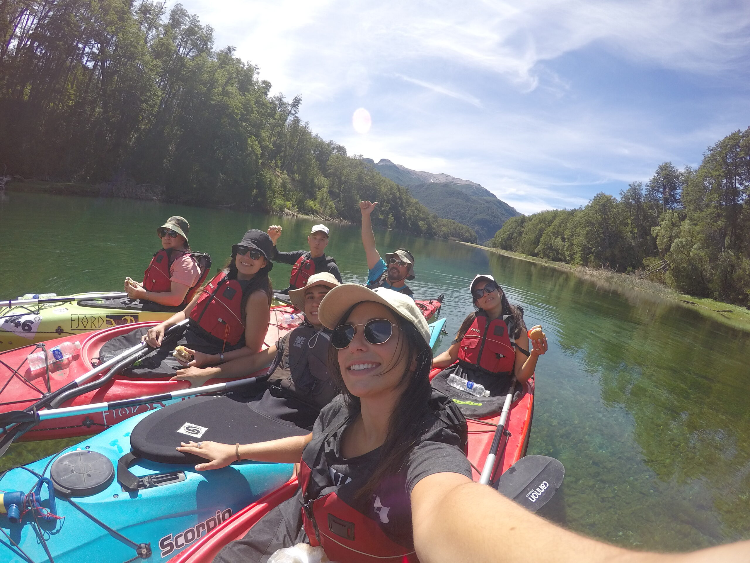 Grupo navegando en kayak por el Lago durante una excursión guiada