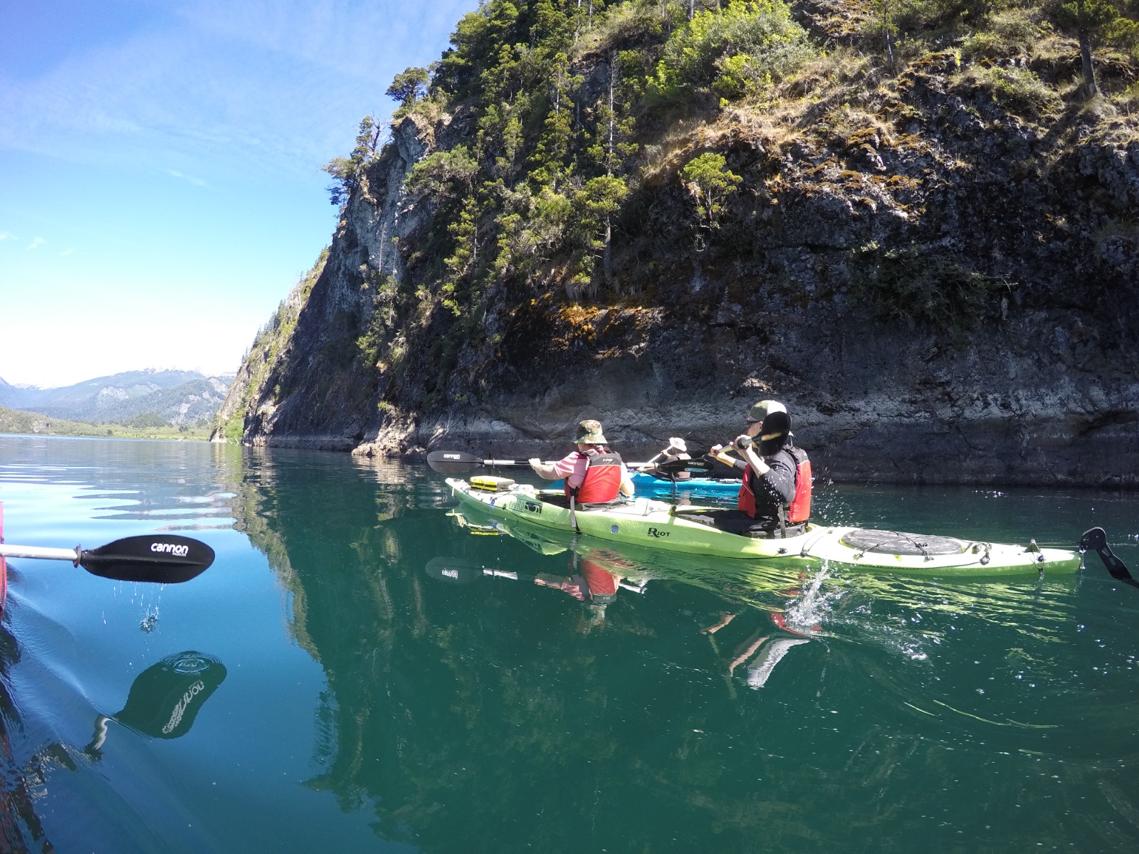 Grupo navegando en kayak durante una excursión guiada durante la Bajada de los Lagos en el Parque Nacional Los Alerces