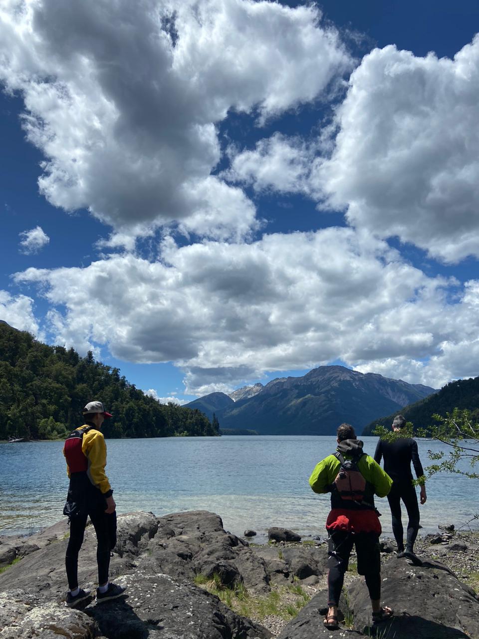 Kayaks y equipamiento listos para una excursión guiada en Fjord Patagonia