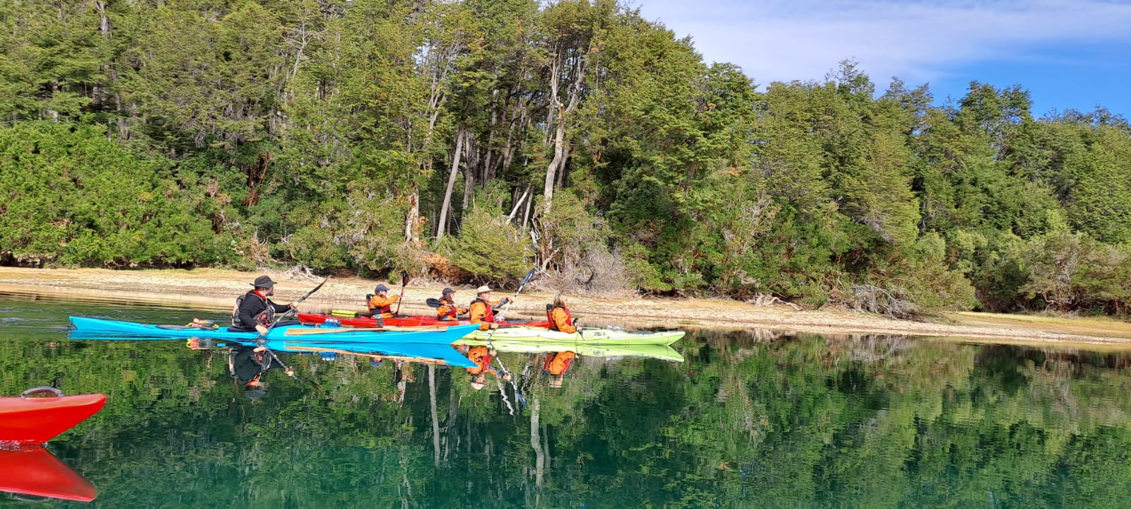 Grupo navegando en kayak por el Lago durante una excursión guiada
