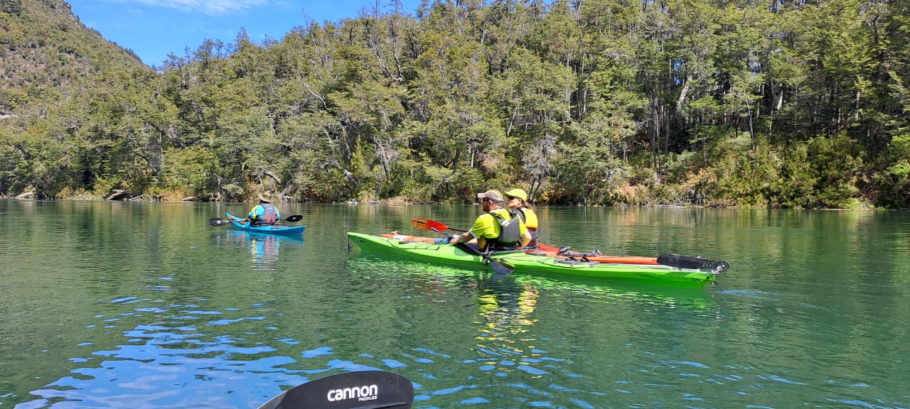Travesía en kayak con guía certificado en el Parque Nacional Los Alerces - Fjord Patagonia