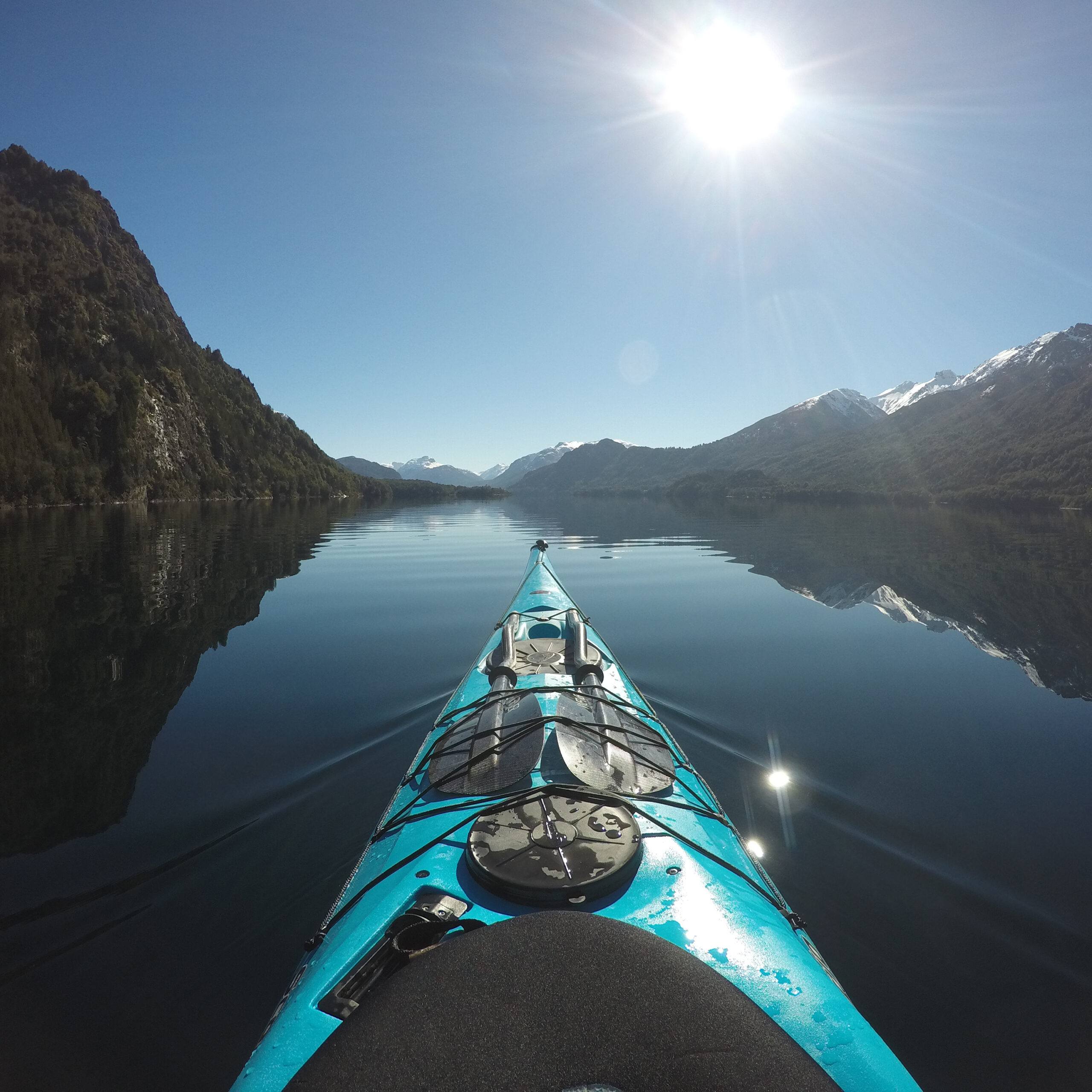Kayaks y equipamiento listos para una excursión guiada en Fjord Patagonia