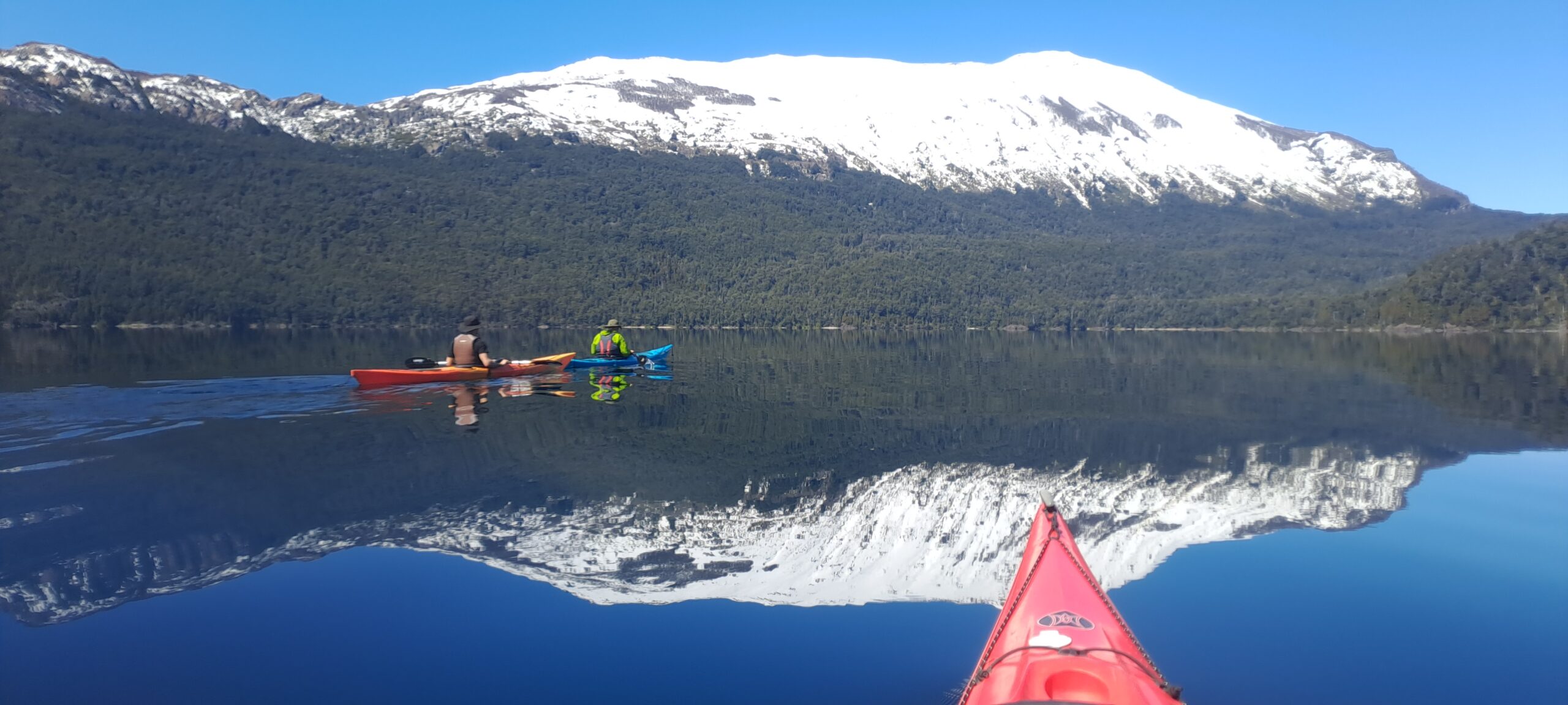 Grupo navegando en kayak por el Lago durante una excursión guiada