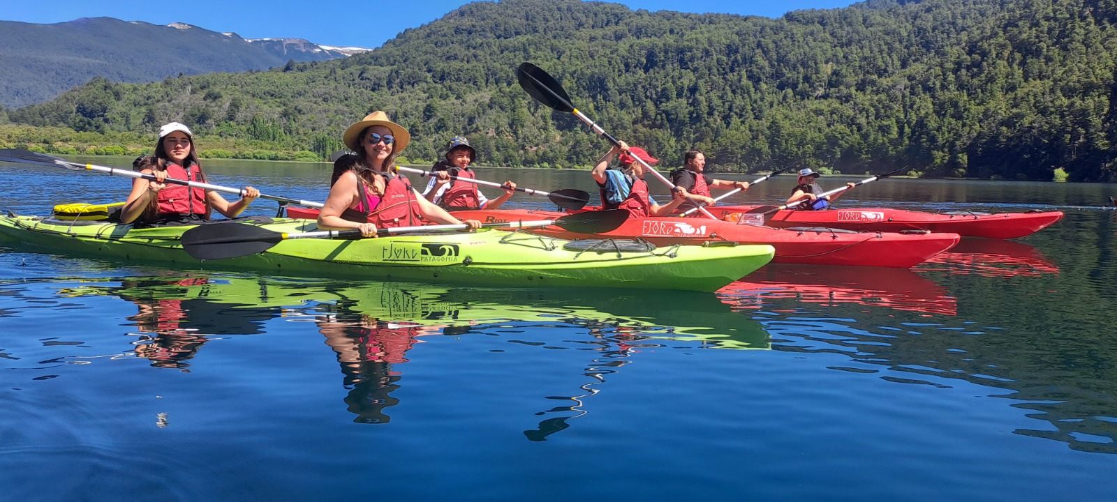 Grupo navegando en kayak por el Lago durante una excursión guiada en Fjord Patagonia