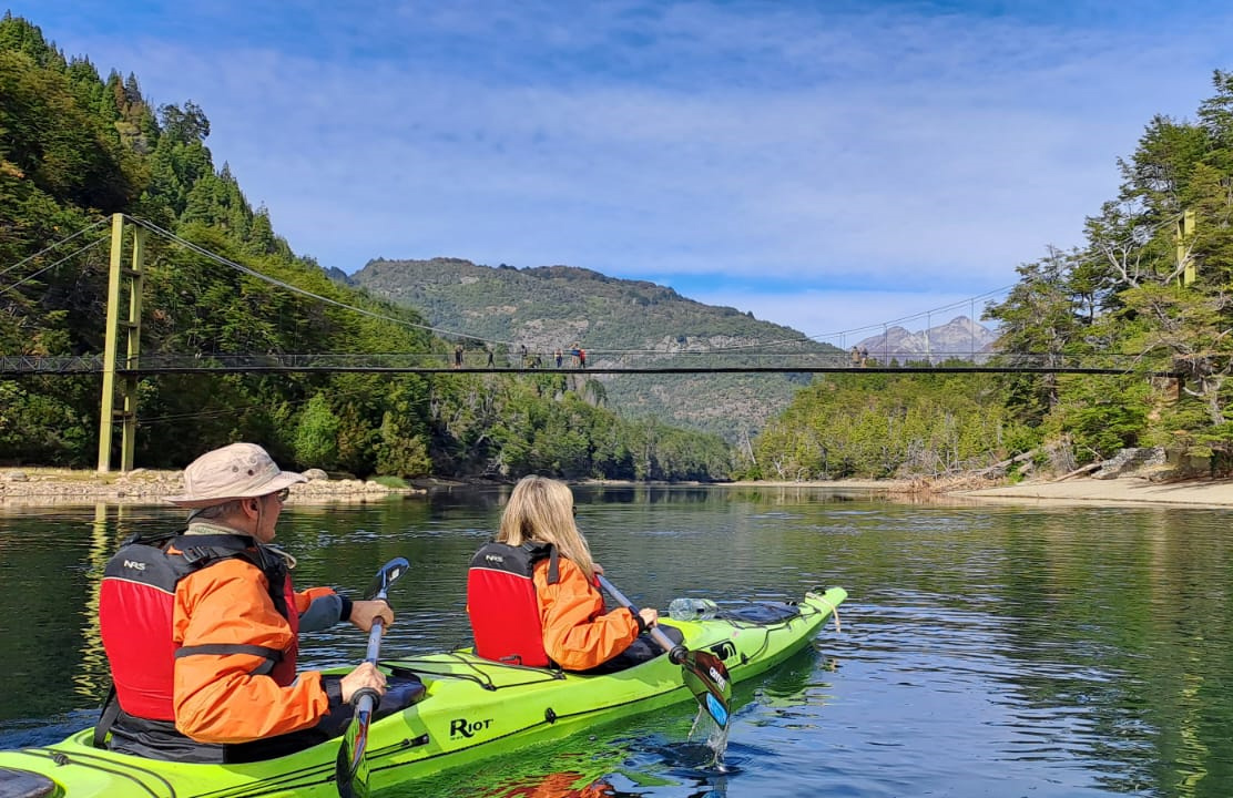 Guía certificado acompañando una excursión en kayak durante la Bajada de los Lagos en el Parque Nacional Los Alerces - Fjord Patagonia