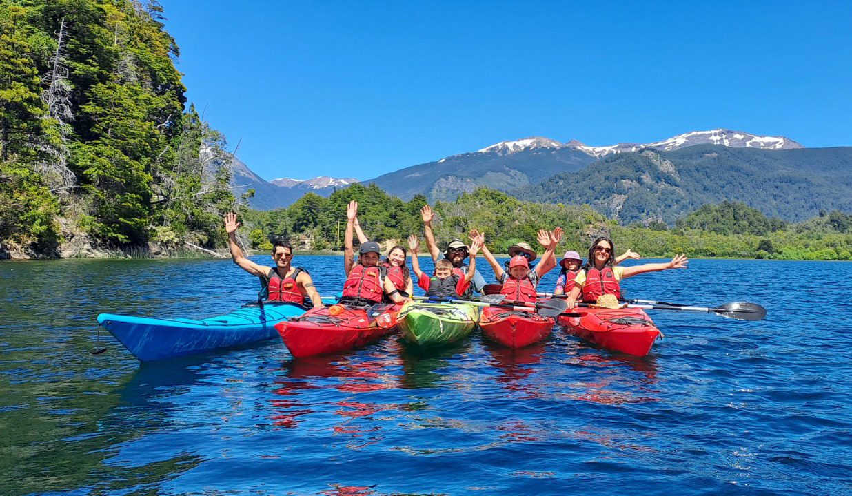 Grupo navegando en kayak por el Lago durante una excursión guiada en Fjord Patagonia