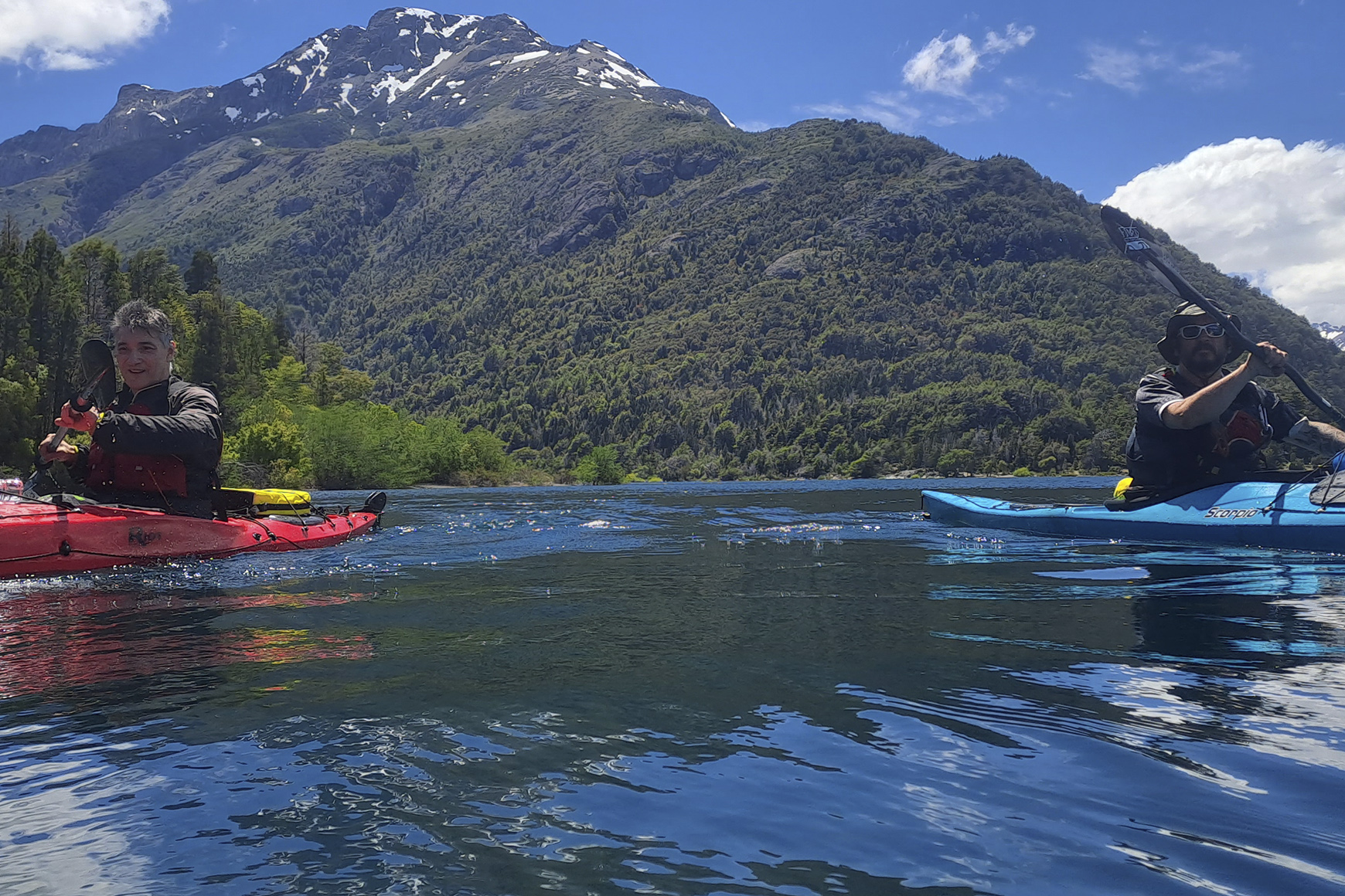 Guía certificado acompañando una excursión en kayak en el Parque Nacional Los Alerces