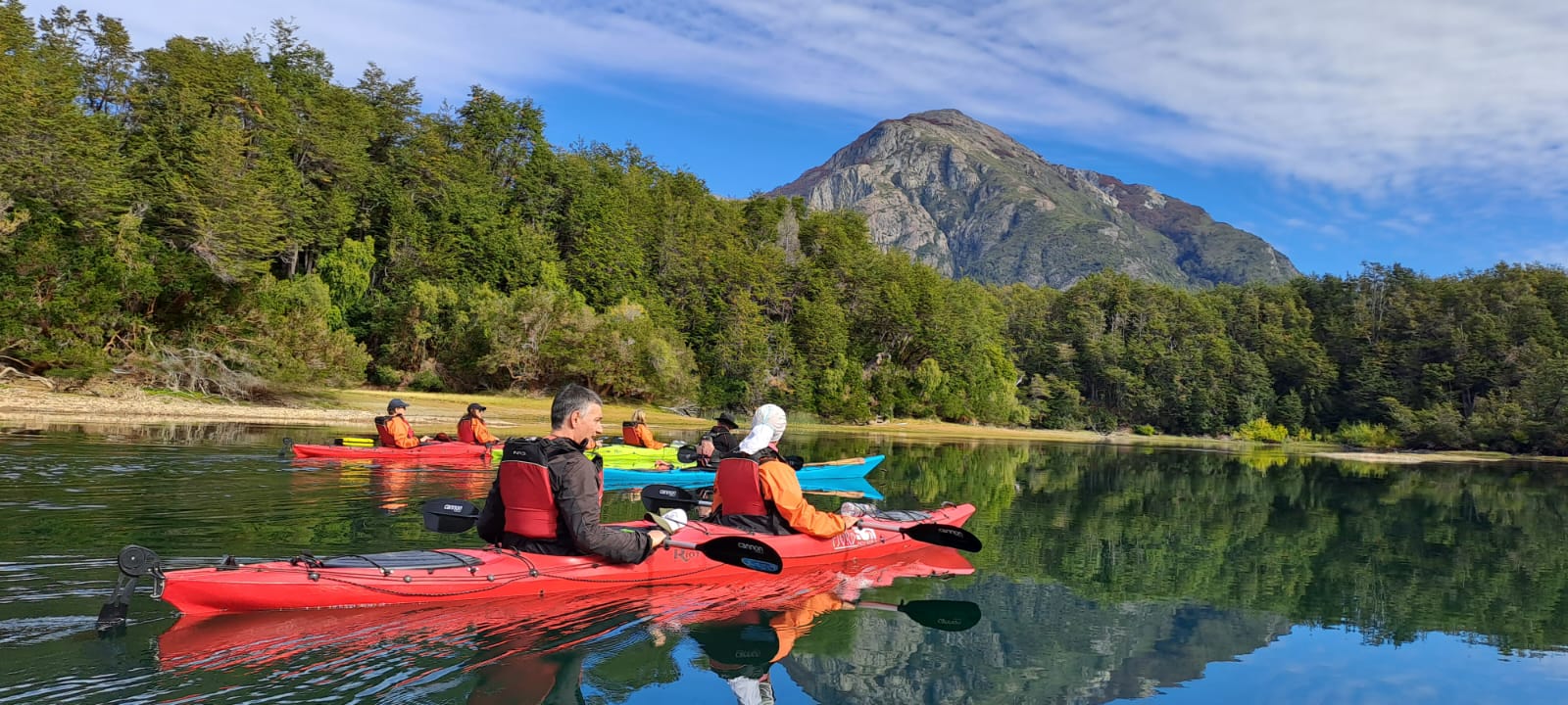 Grupo navegando en kayak por el Lago durante una excursión guiada